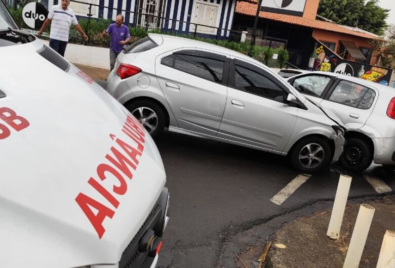 Colisão no Jardim Paraíso deixa motorista ferido em São Carlos