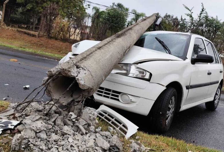 Motorista perde controle e veículo colide em poste na região da Tecumseh 2