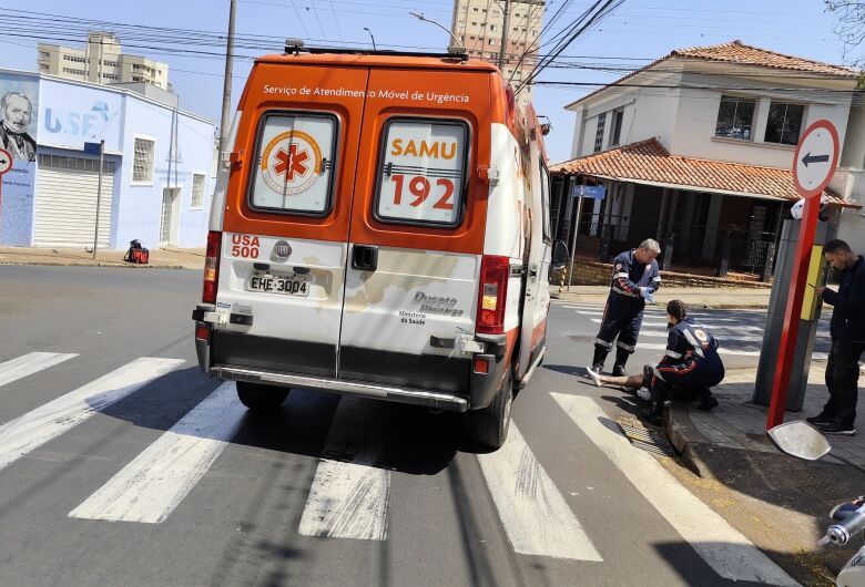 Motorista não respeita o “pare” e acerta motoboy no centro de São Carlos