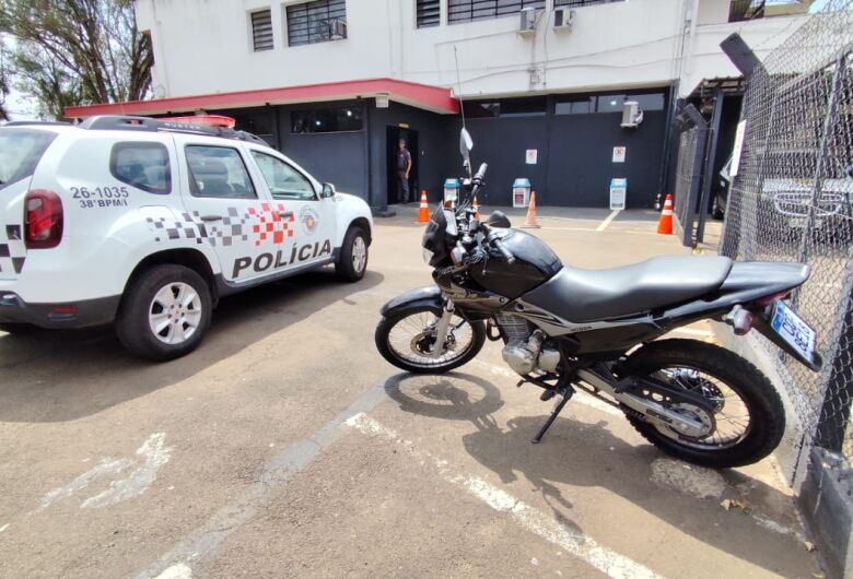 PM apreende moto de origem suspeita no São Carlos 8