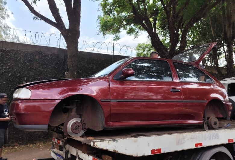 Carro é localizado em mata na região do CDHU sem pneus, estepe e bateria