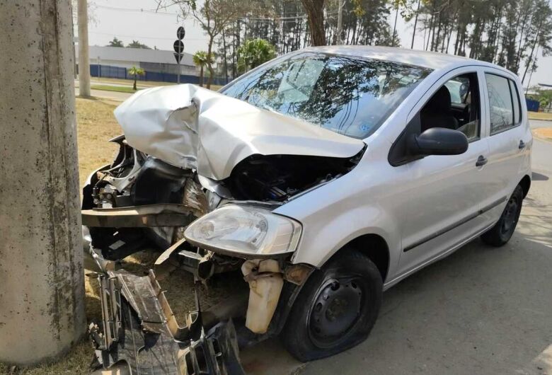 Carro colide em poste na região do campus 2 da USP