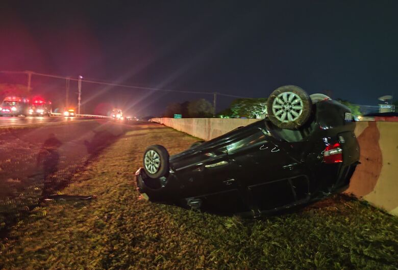 Carro capota após colidir em moto na Washington Luiz