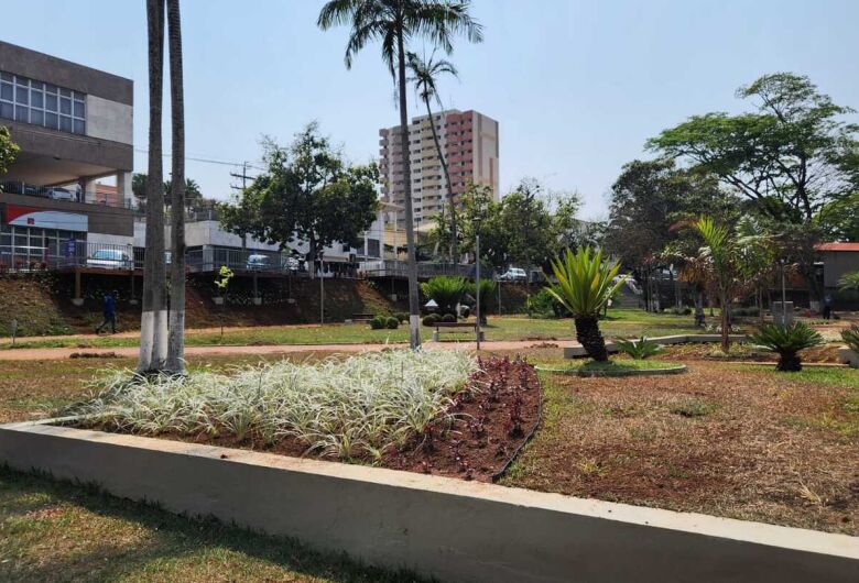 Obras de revitalização da praça Voluntários da Pátria estão sendo concluídas