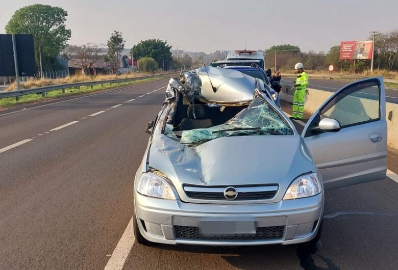 Carro colide na traseira de ônibus que transportava trabalhadores rurais na SP-318