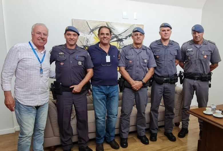 Comandante do 38° Batalhão da Polícia Militar visita a Santa Casa de São Carlos