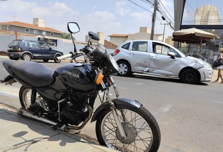 Colisão no centro deixa motociclista ferido