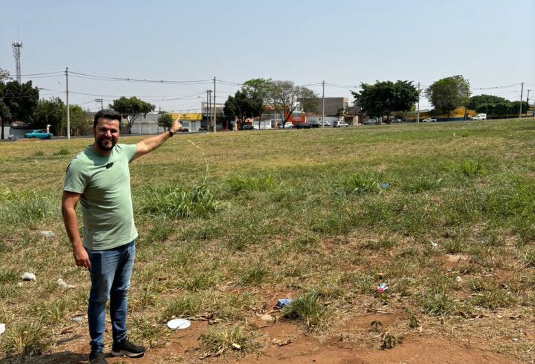 Rodson visita área onde serão construídos 400 apartamentos em São Carlos