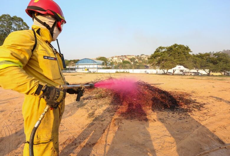 Governo de SP inicia testes com produto que apaga fogo 5 vezes mais rápido que uso de água