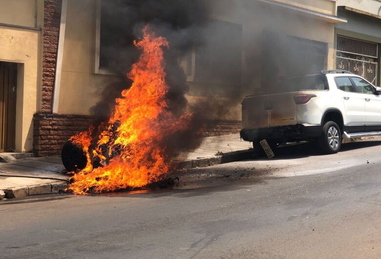 Triciclo é destruído por incêndio no Centro de São Carlos