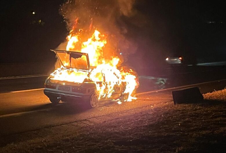 Carro pega fogo na Washington Luiz