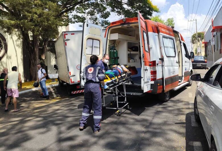 Motociclista sofre escoriações após colidir contra caminhão no centro