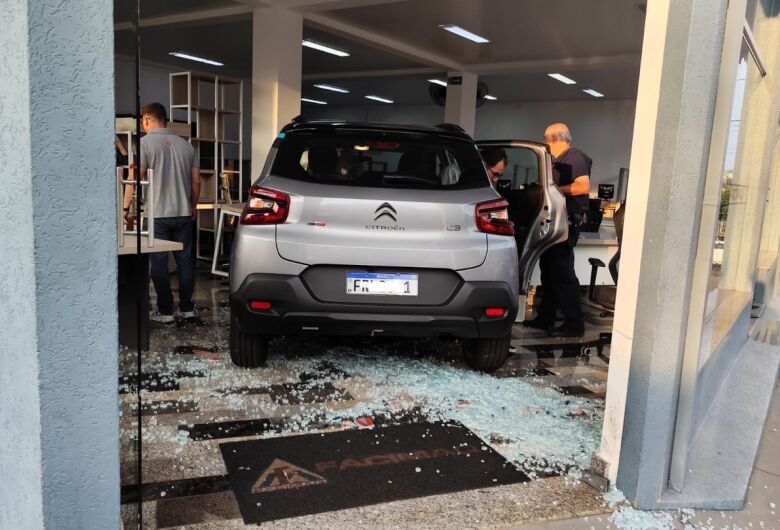 Carro de test-drive invade loja após colisão no Centro