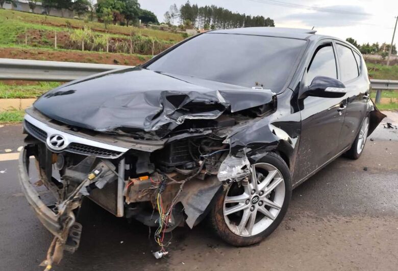 Carro roda na pista e bate em guard-rail na SP-318