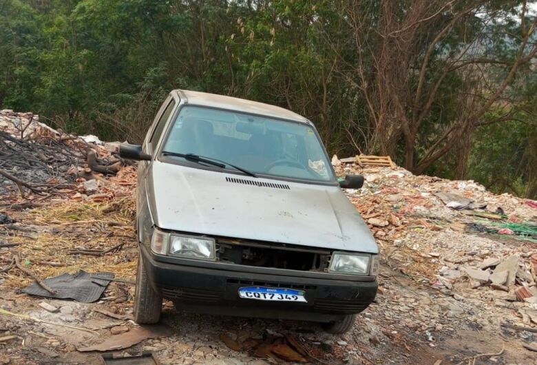 Homem é flagrado desmanchando carro furtado em mata no Antenor Garcia 