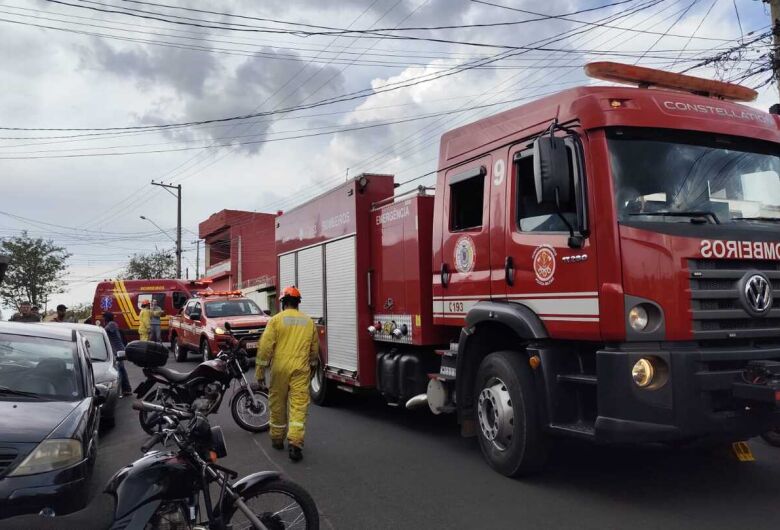 Trabalhador sofre fraturas após carga de caminhão cair sobre suas pernas