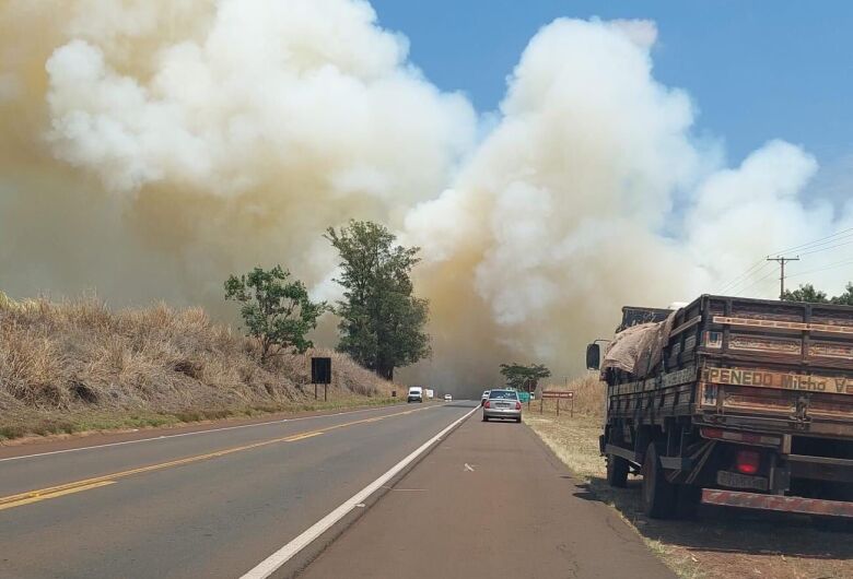 Incêndio de grandes proporções atinge canavial perto de hotel na SP-215