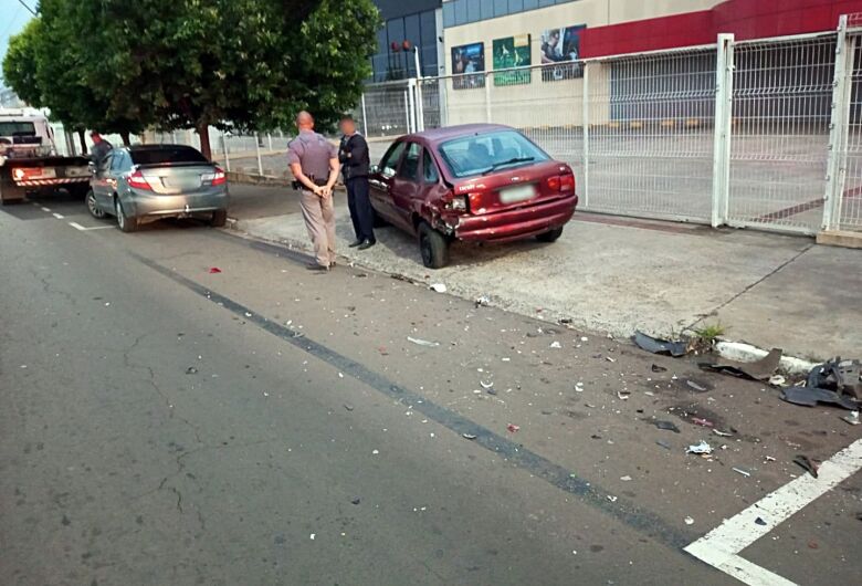 Motorista perde o controle e bate em carro estacionado na Getúlio Vargas