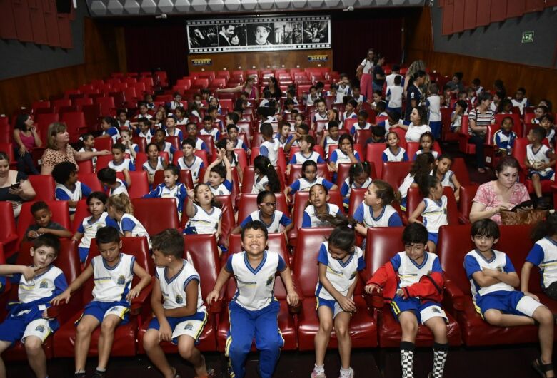 Prefeitura leva 2.700 alunos da rede municipal ao cinema 