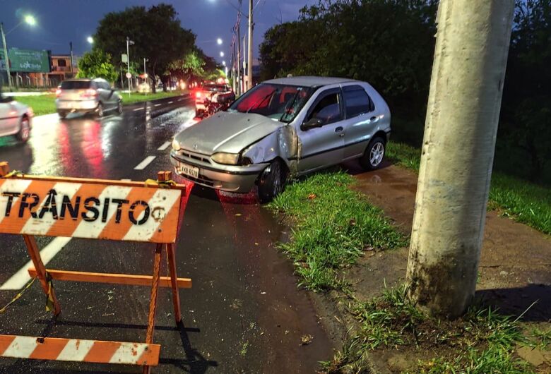 Jovem de 26 anos colide carro contra poste ao desviar de moto 