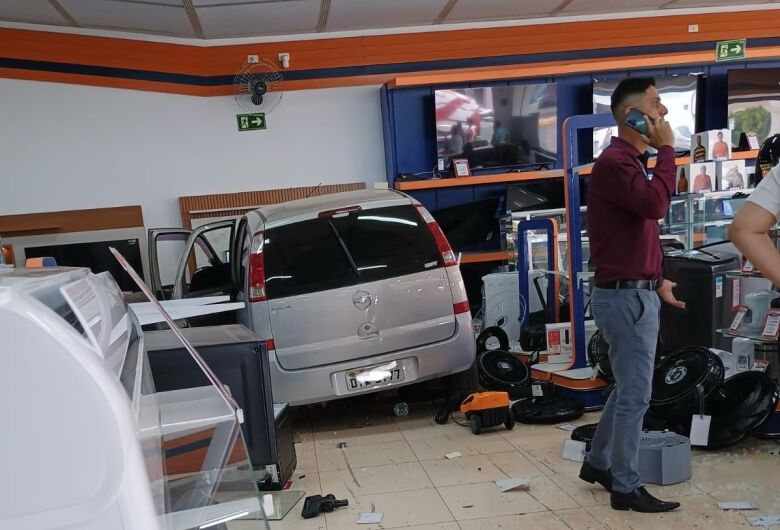 Carro desgovernado invade loja de eletrodomésticos no Centro de Ibaté 