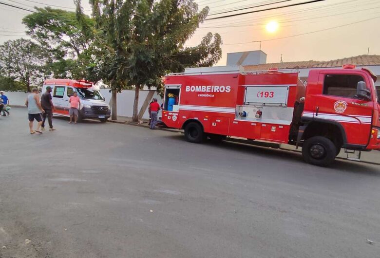 Carro e moto batem em cruzamento no bairro Nova Estância