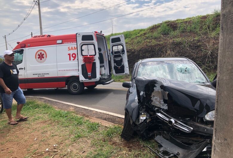 Após ser fechado, motorista colide carro em poste 