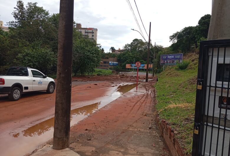  "Curva do Joinha" está interditada; SAAE trabalha para liberar via