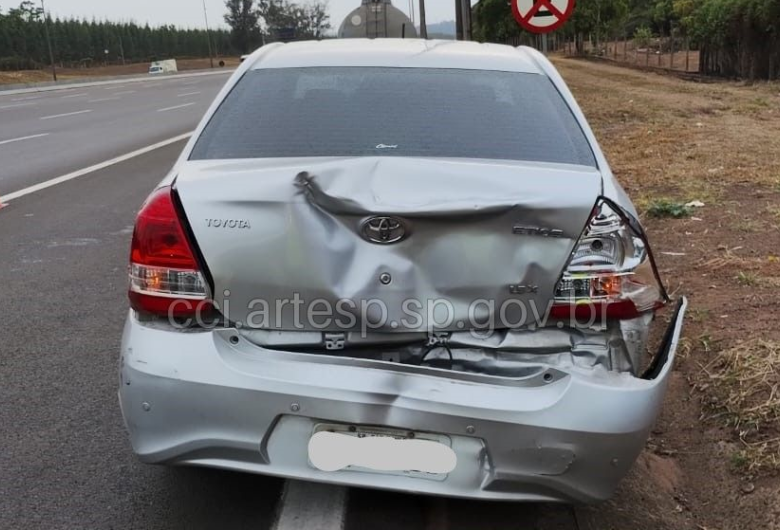 Carreta colide contra a traseira de carro na Washington Luís 