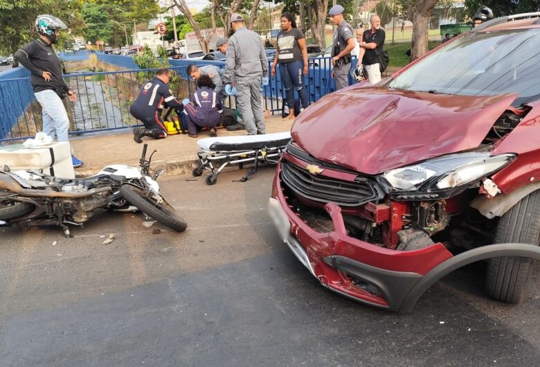 Carro avança sinal de pare e atinge motoboy no Centro