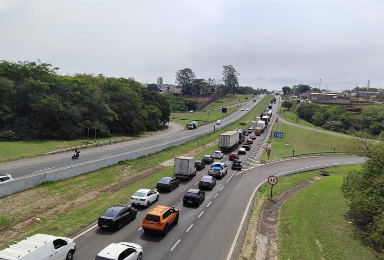 Alagamento nas margens da Washington Luís causa transtornos e congestionamento em São Carlos