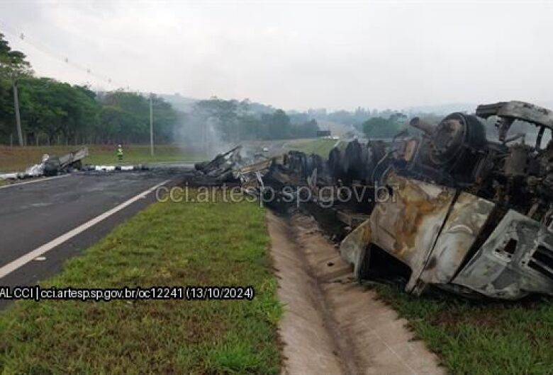 Motorista adormece ao volante e carreta tomba e pega fogo na SP-330