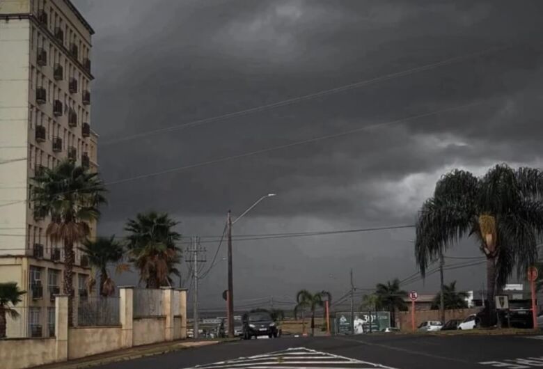 Nuvens carregadas se aproximam de São Carlos e há previsão de chuva forte