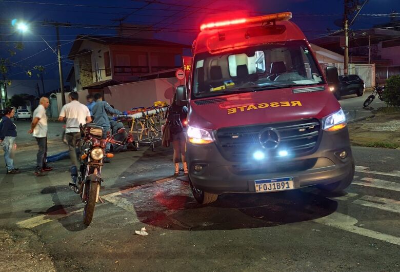 Carro avança o "pare" e acerta motociclista no Jardim Macarengo 