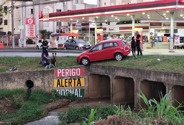 Carro desgovernado após colisão atropela pedestre na região do Kartódromo