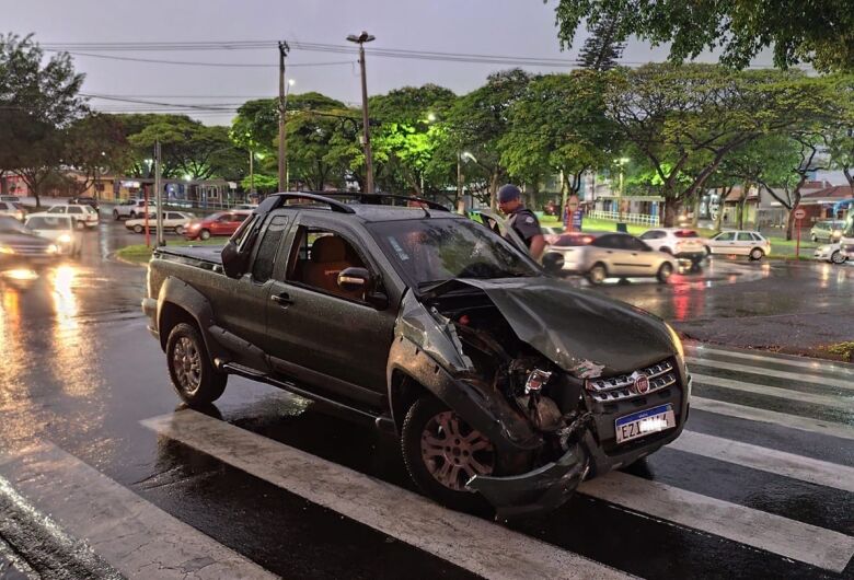 Motorista com sinais de embriaguez causa acidente ao avançar sinal de pare