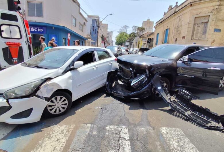 Colisão no centro deixa mulher ferida 