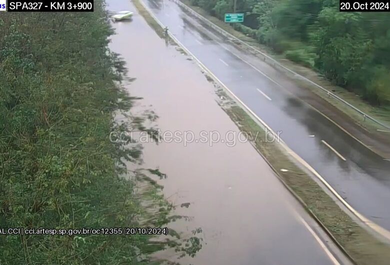 Córrego transborda devido a forte chuva e causa alagamento em rodovia da região