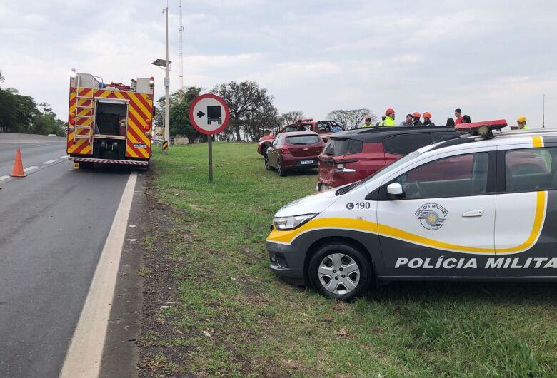 Carreta bate atrás de carro na Washington Luís 