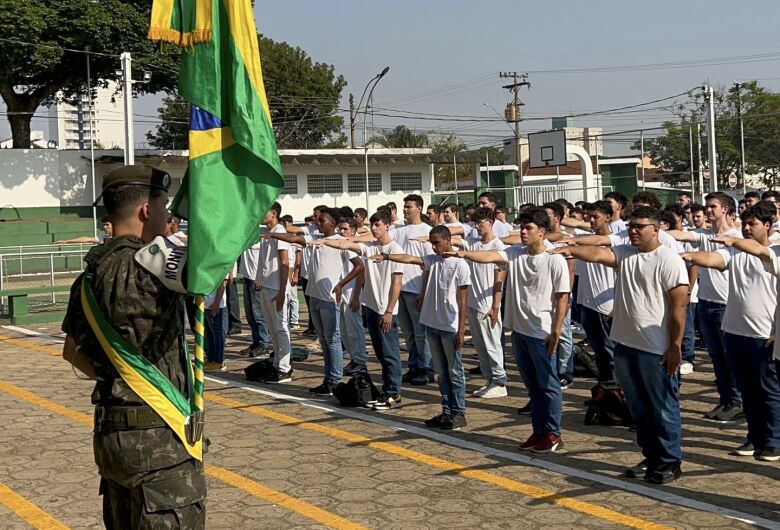 Final de semana teve formatura de juramento à bandeira nacional no Tiro de Guerra