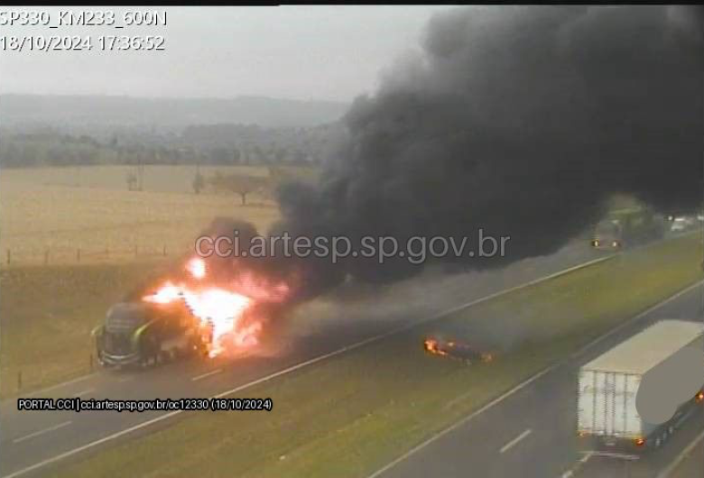 Ônibus é consumido por incêndio na SP-330