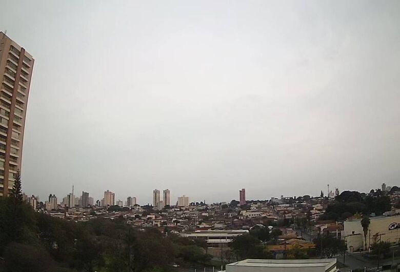 Sábado começa com tempo fechado e há previsão de chuva