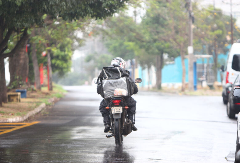 Domingo começa com chuva 