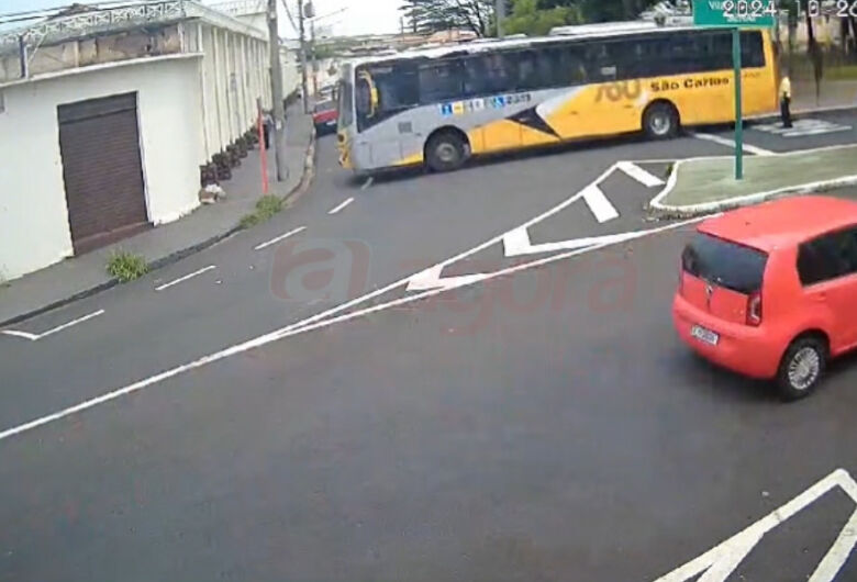 Câmera de segurança registra acidente com ônibus na Praça Antônio Prado 