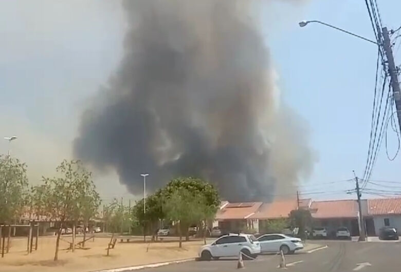 Incêndio atinge canavial e provoca grande quantidade de fumaça em São Carlos 