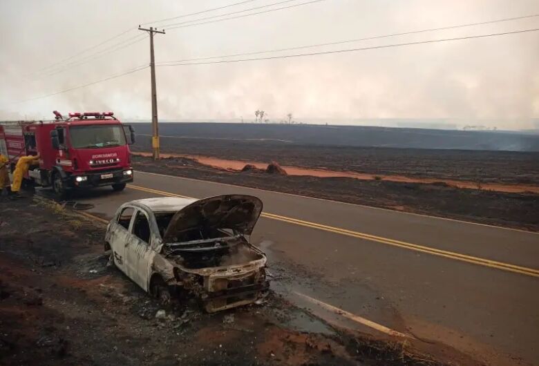 Incêndio em canavial atinge veículos e deixa duas mulheres gravemente feridas