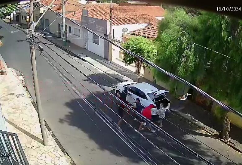 Câmera de segurança flagra roubo contra idosa de 73 anos em São Carlos; veja o vídeo