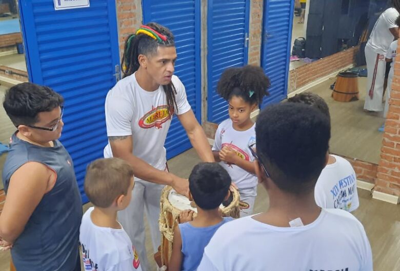 Mestre realiza trabalhos sociais dando aulas de capoeira em São Carlos