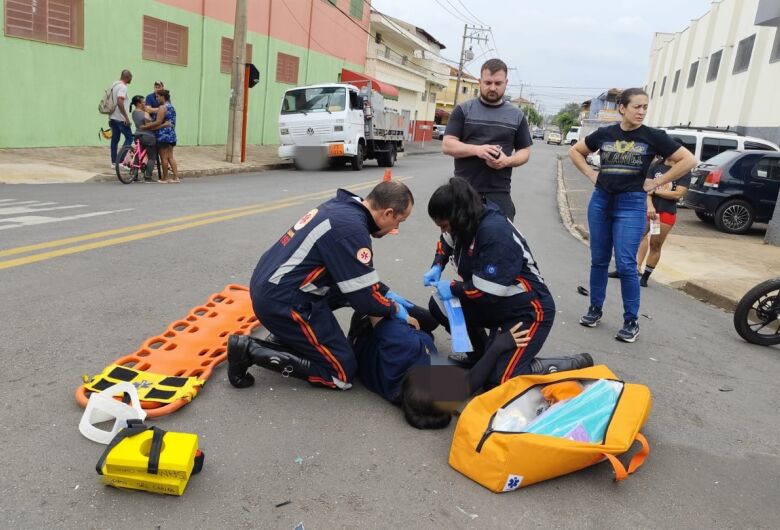 Motogirl colide em porta e fratura punho no Jockey Club