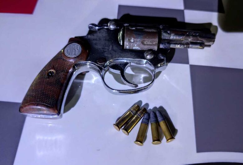 Homem é preso por porte de arma no Jardim Bandeirantes